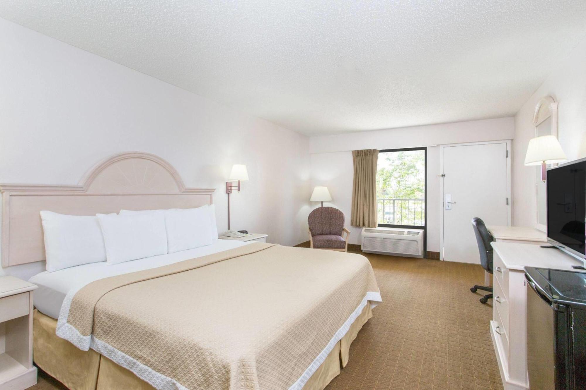 Days Inn & Suites By Wyndham Navarre - Near Beaches Hurlburt Ngoại thất bức ảnh
