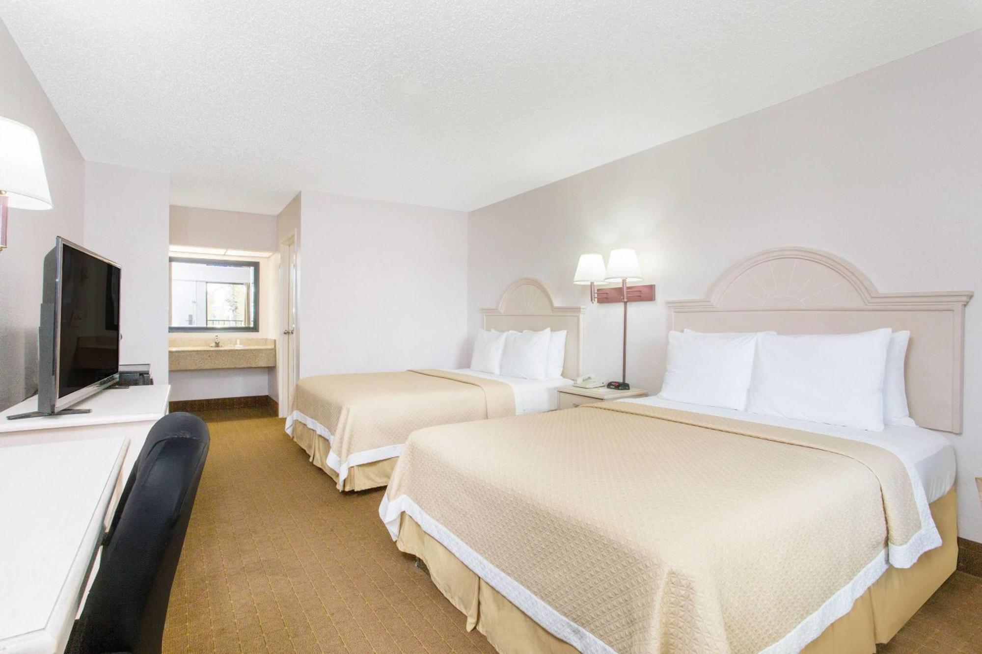 Days Inn & Suites By Wyndham Navarre - Near Beaches Hurlburt Ngoại thất bức ảnh
