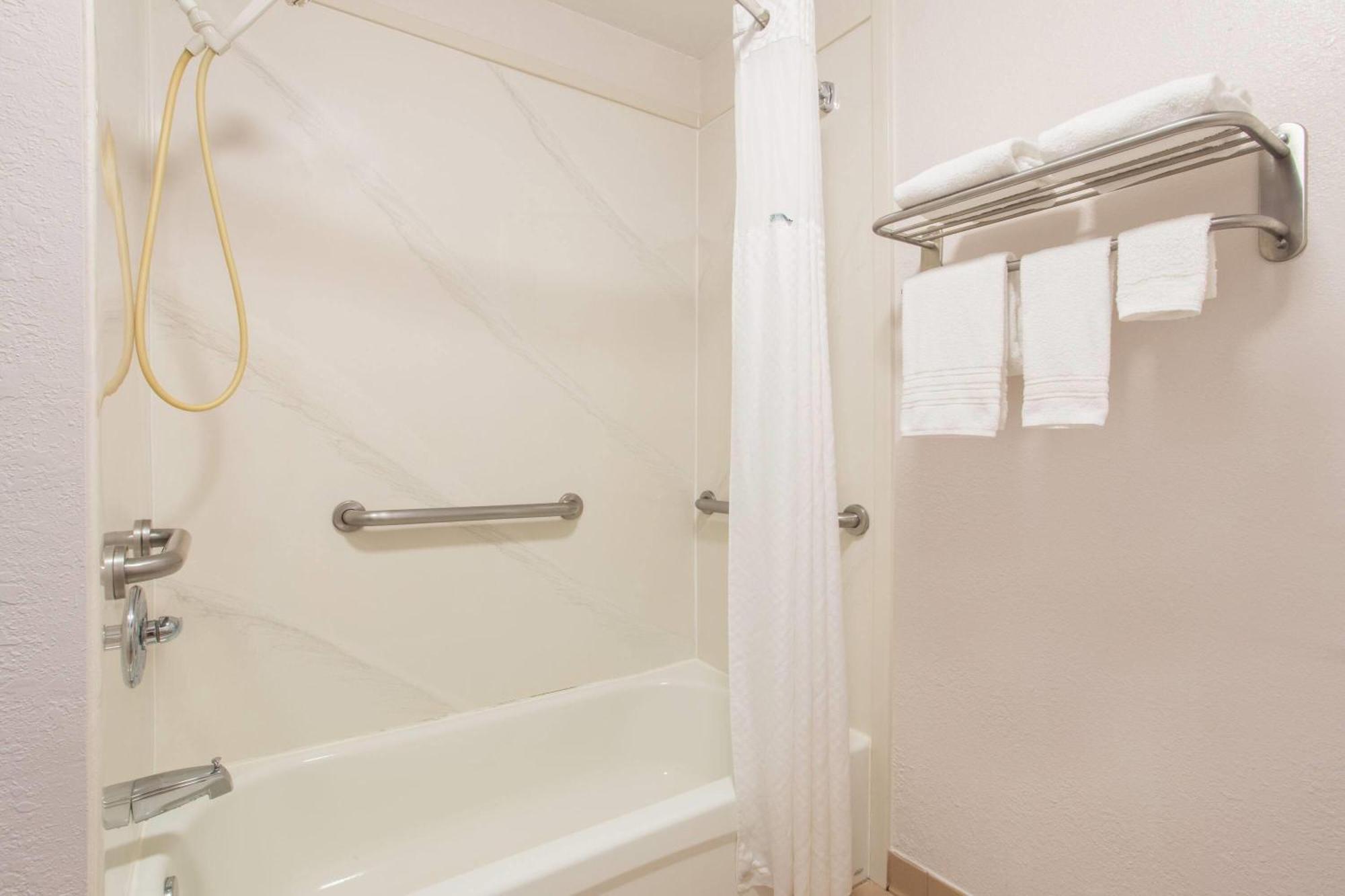 Days Inn & Suites By Wyndham Navarre - Near Beaches Hurlburt Ngoại thất bức ảnh