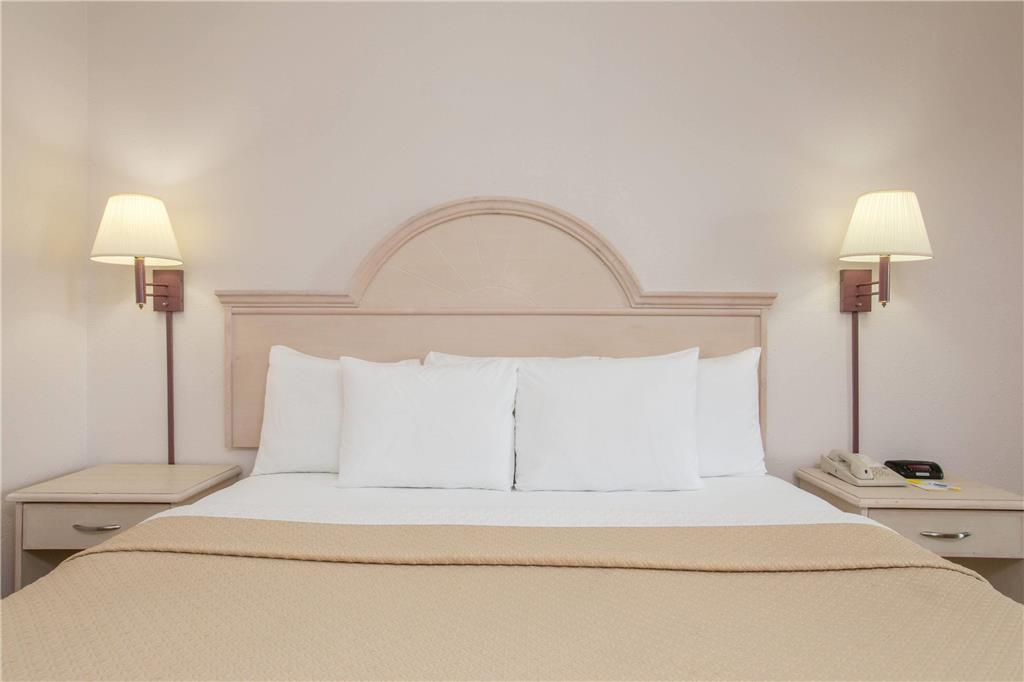 Days Inn & Suites By Wyndham Navarre - Near Beaches Hurlburt Phòng bức ảnh