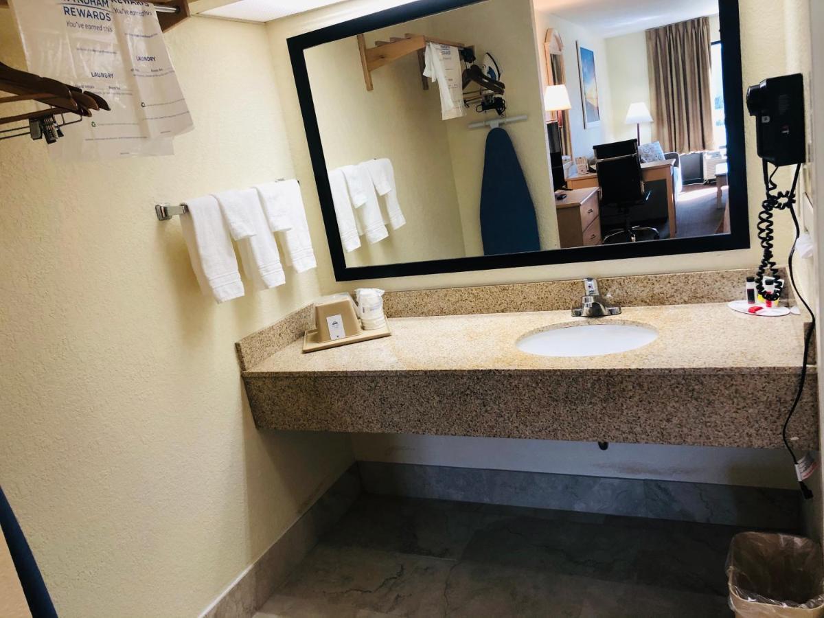 Days Inn & Suites By Wyndham Navarre - Near Beaches Hurlburt Ngoại thất bức ảnh